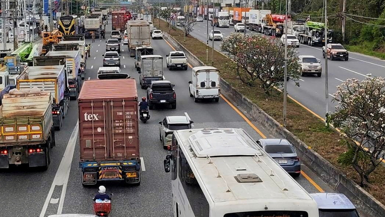 ดีเซลพ่นพิษ สหพันธ์ขนส่งฯ จ่อปรับค่าขนส่ง 20% หลังรัฐขึ้นราคาน้ำมันพรวดเดียว 6 บาท