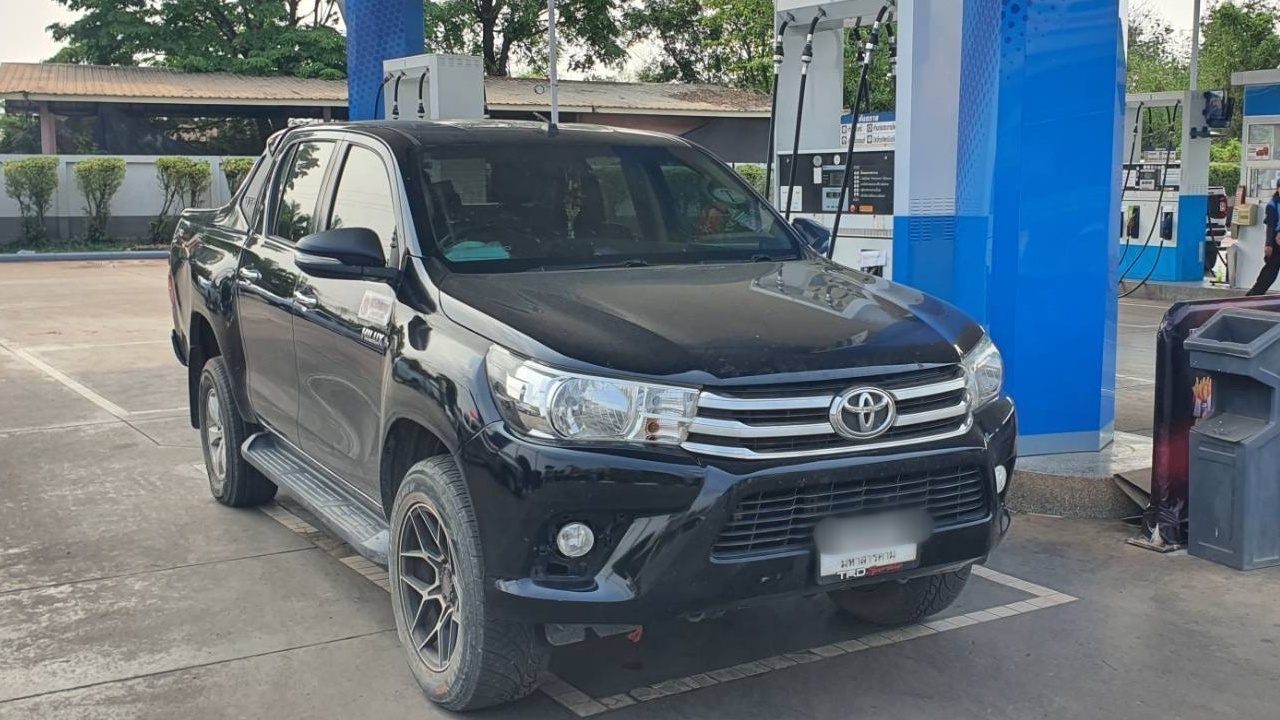 "กระบะดำ" จอดขวางหน้าตู้จ่ายน้ำมันข้ามคืน อ้างรอเข้าคิว ล่าสุดขยับรถออกแล้ว