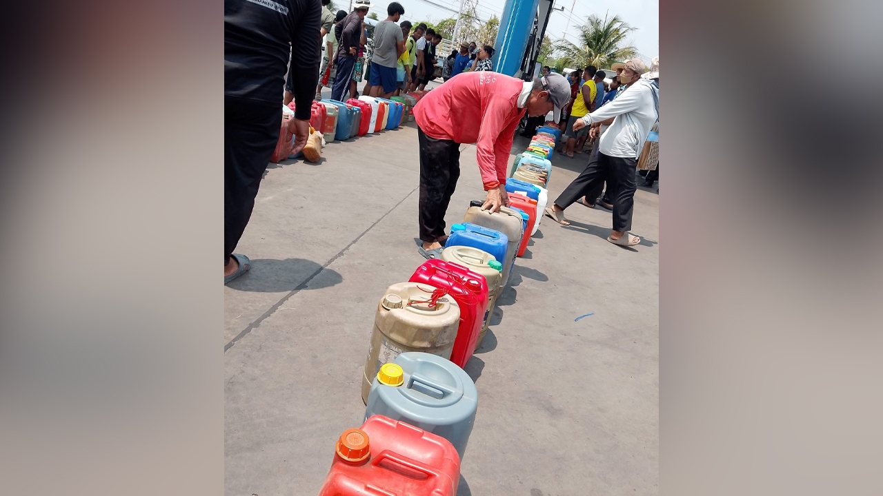 ชาวบ้านที่ร้อยเอ็ด หิ้วแกลลอนมาต่อคิวยาวเหยียด รอเติม "น้ำมัน" จำนวนมาก