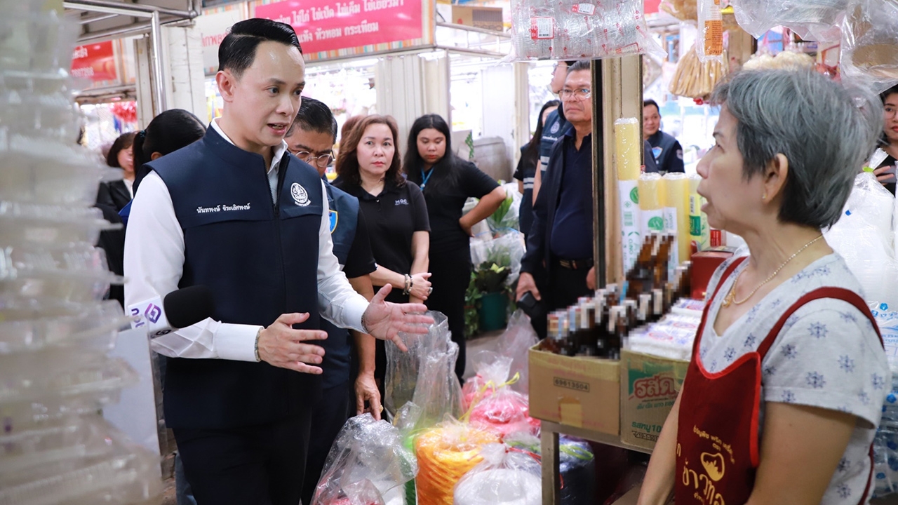 พาณิชย์ลุยตรวจตลาดรังสิต รับหมู-ไก่แพงขึ้นจริง จ่อคุมเข้ม “น้ำขวด-เม็ดพลาสติก”