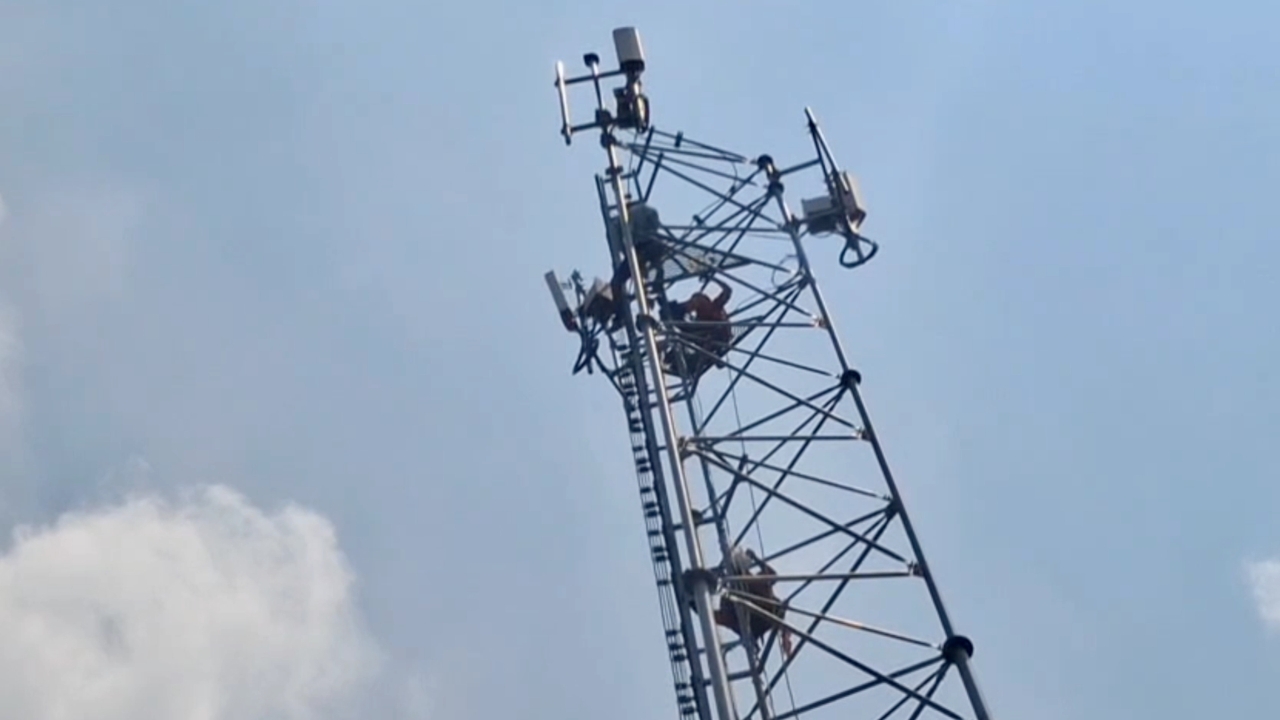 ยอมลงมาแล้ว หนุ่มปีนเสาสัญญาณสูง 36 เมตร นาน 2 วัน อาการอิดโรย-บ่นหิวข้าว