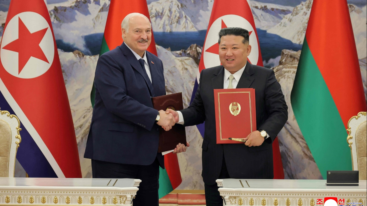 “คิม จองอึน” จับมือผู้นำเบลารุส ลงนามสนธิสัญญามิตรภาพ กระชับพันธมิตรต้านตะวันตก