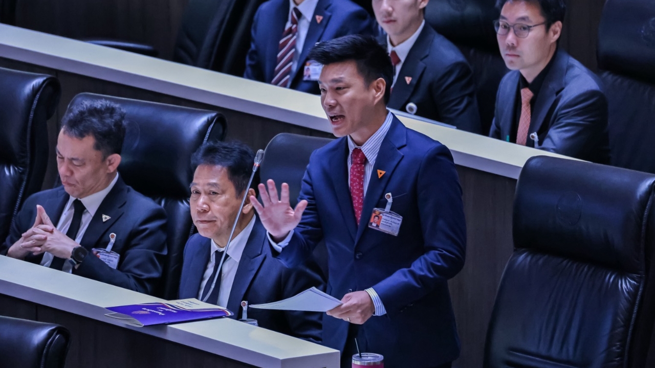 แถลงนโยบาย ประท้วงวุ่น “เท้ง” พาดพิงเพื่อไทยขายวิญญาณร่วมรัฐบาล ทำ “จุลพันธ์” จี้ถอนคำพูด