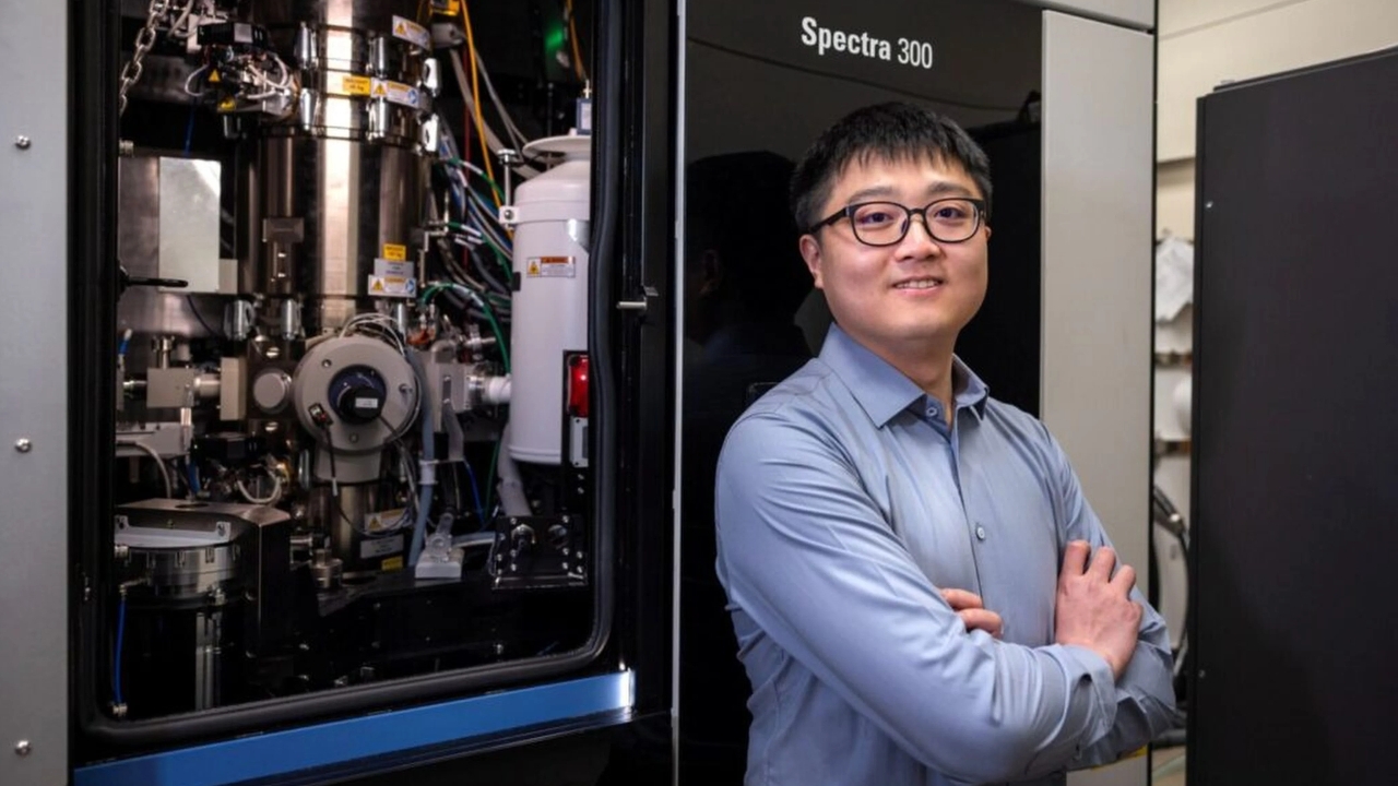 จีนจี้สหรัฐฯ สอบปม "นักวิจัยชิป" พลัดตกตึกเสียชีวิต หลังถูก FBI สอบสวนอย่างหนัก