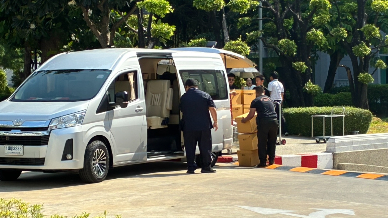 ป.ป.ช. ใช้รถตู้ 3 คัน ขนเอกสาร 10 ลัง ส่งสำนวนคดี 44 สส.พรรคก้าวไกล ให้ศาลฎีกาแล้ว