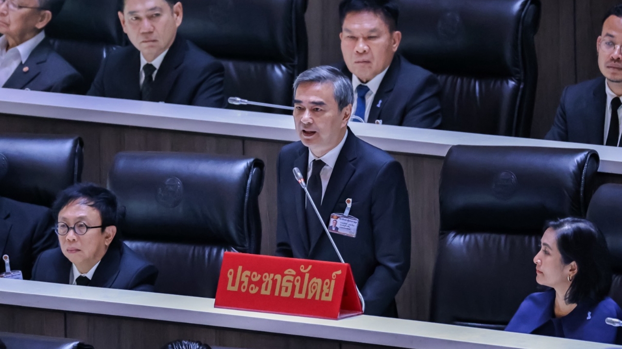 “อภิสิทธิ์” สับเละ นโยบายรัฐบาล ไร้ความหวัง-ไร้จริยธรรม ซัดผลักภาระน้ำมันให้ประชาชน