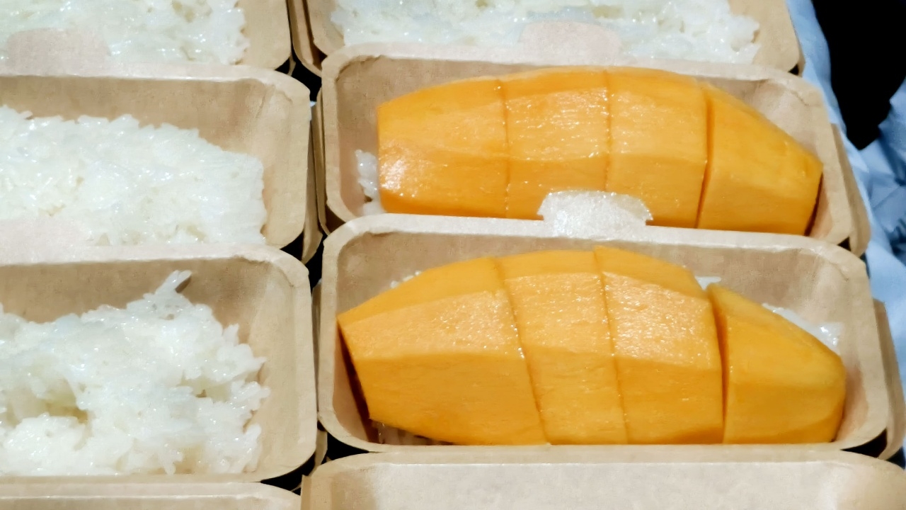 ปักหมุดร้านของหวานยามราตรี “ป้าหลอด” ข้าวเหนียวมะม่วงคิวทองแห่งเชียงใหม่ รอคิวข้ามคืน