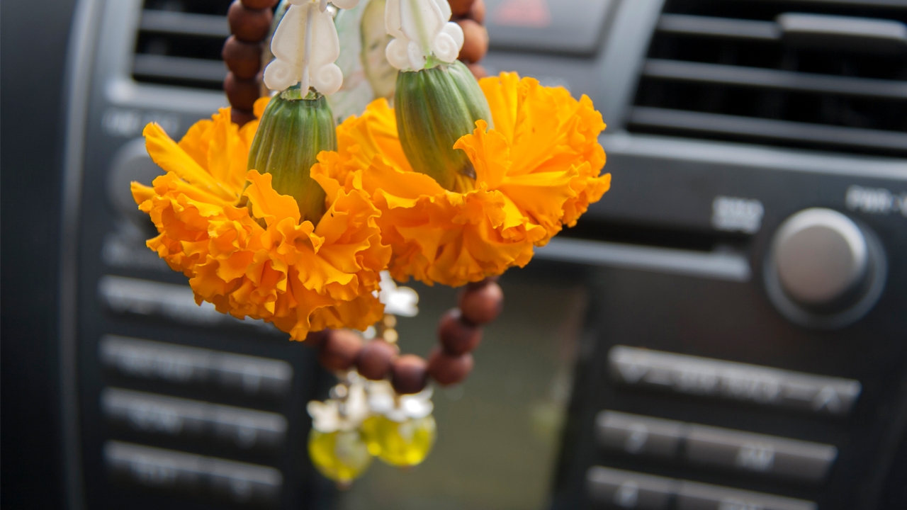 รวม 10 บทสวดศักดิ์สิทธิ์ สวดก่อนออกเดินทาง ปลอดภัยตลอดทริปสงกรานต์ 2569