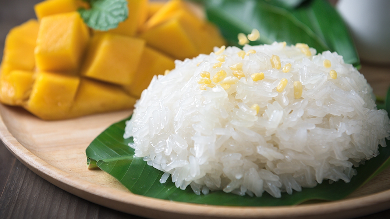 แจกสูตร “วิธีทำข้าวเหนียวมูน” ทำกินเองได้ง่ายๆ ทำขายก็ปัง หอมมัน หวานกลมกล่อม