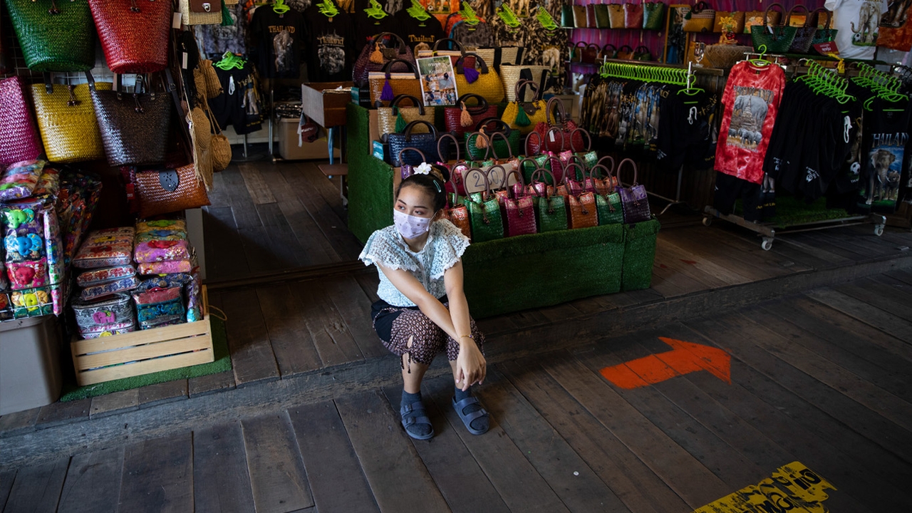 น้ำมันพุ่ง-เศรษฐกิจพับ! แบงก์ชาติเร่งกลุ่มธนาคารฯ ช่วยลูกหนี้ ชงลดดอกเบี้ย-ลดค่างวด-ให้กู้เพิ่ม