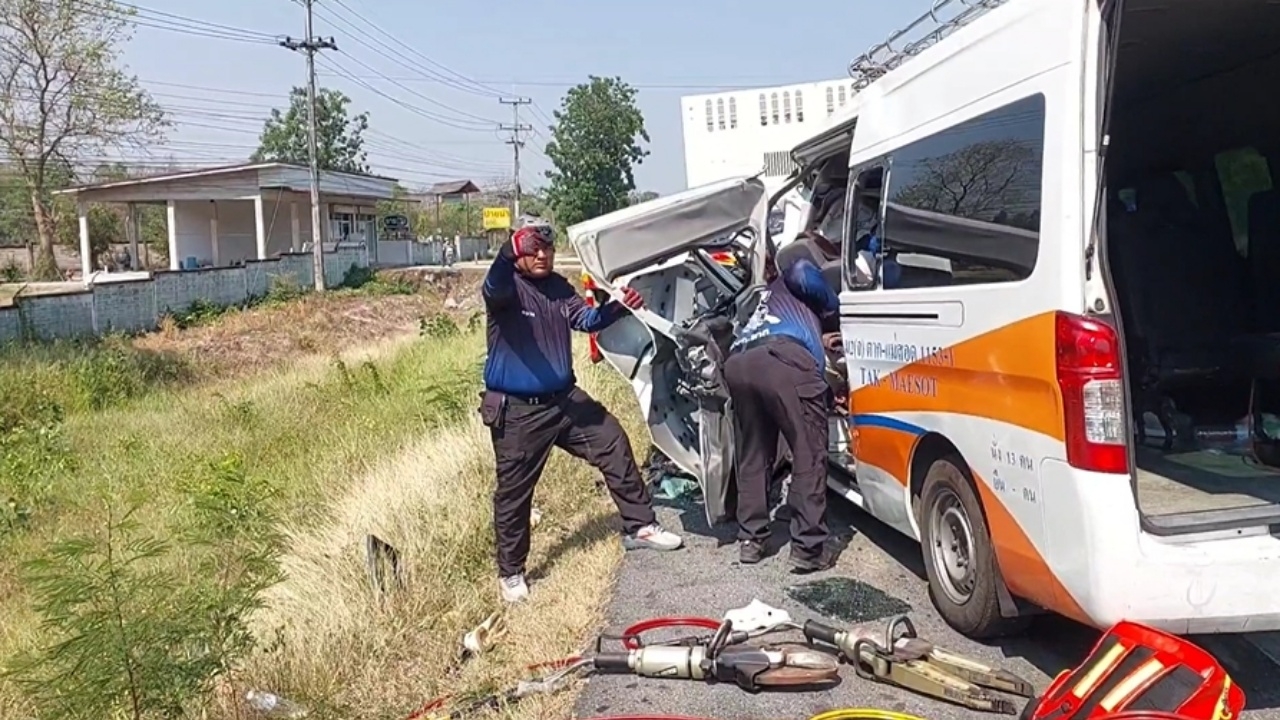 รถตู้โดยสารประจำทาง "ตาก-แม่สอด" พุ่งเสยท้ายสิบล้อจอดริมถนน ดับ 5 บาดเจ็บ 9