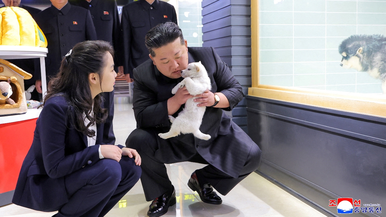 "คิม จองอึน" ป้อนอาหารลูกแมว-อุ้มลูกสุนัขโชว์สื่อ เยี่ยมชมย่านที่พักอาศัยใหม่