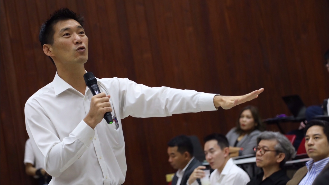 “ธนาธร” เยือนถิ่นเก่าปลุกกระแสกระจายอำนาจ ยุติรวมศูนย์ส่วนกลางเลือกตั้งผู้ว่าฯ โดยตรง