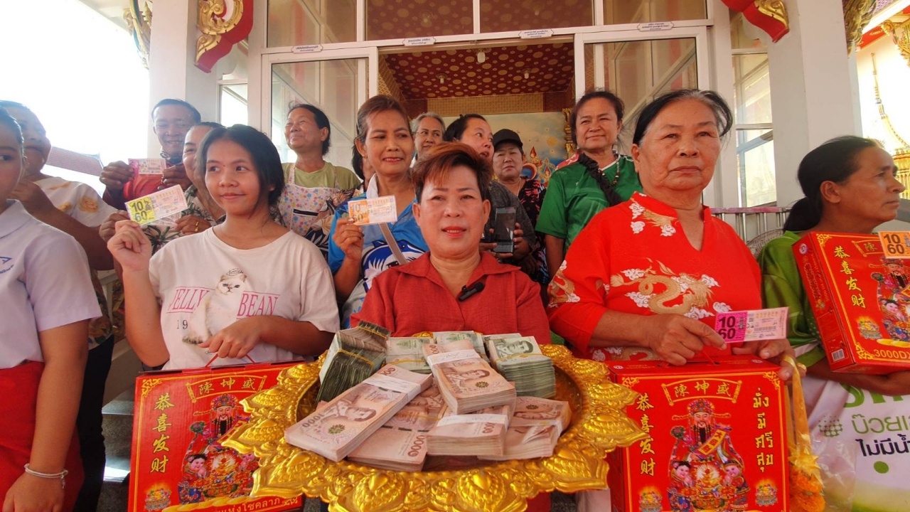 หญิงสุดเฮง หอบเงิน 5 แสน ถวายแก้บน "หลวงพ่อใหญ่" หลังได้โชคก้อนโต