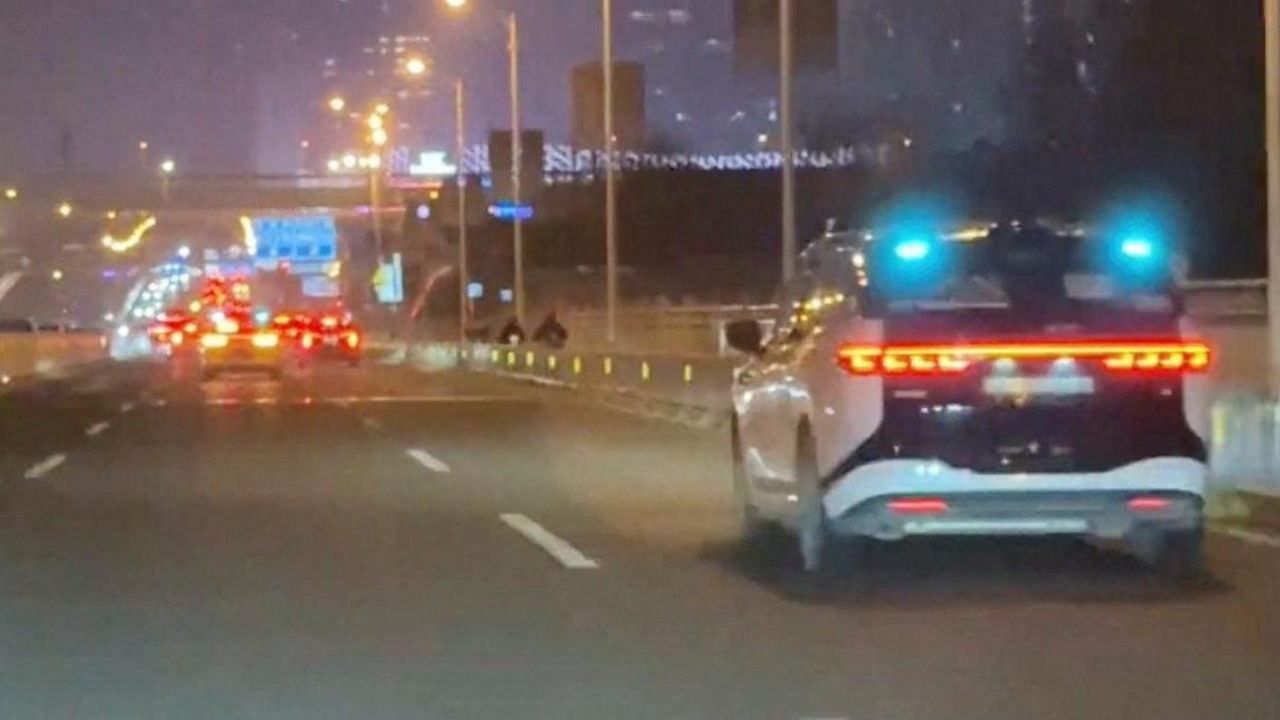 "อู่ฮั่น" โกลาหล แท็กซี่ไร้คนขับหยุดทำงานพร้อมกันนับร้อยคัน (คลิป)