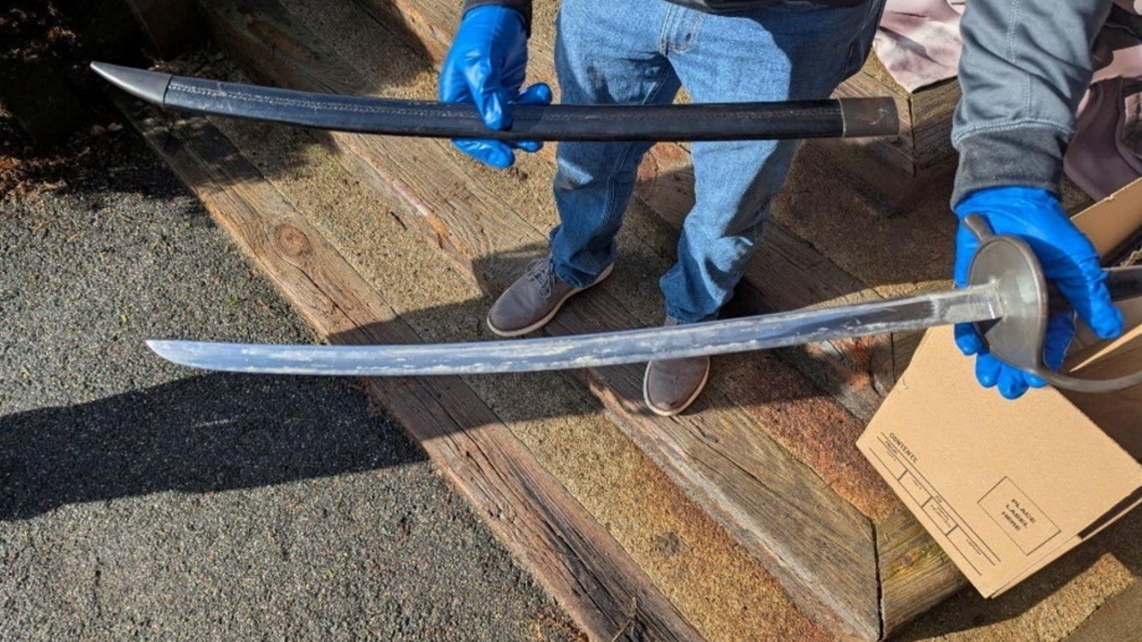 รวบชายควงดาบสู้ FBI หลังโพสต์เฟซบุ๊กขู่ฆ่า "โดนัลด์ ทรัมป์"