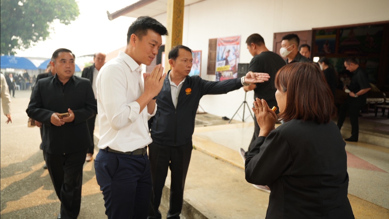 “ณัฐพงษ์” อาลัยอาสาสู้ไฟป่าเชียงใหม่ จี้รัฐเลิกตัดงบฯ แนวกันไฟ 