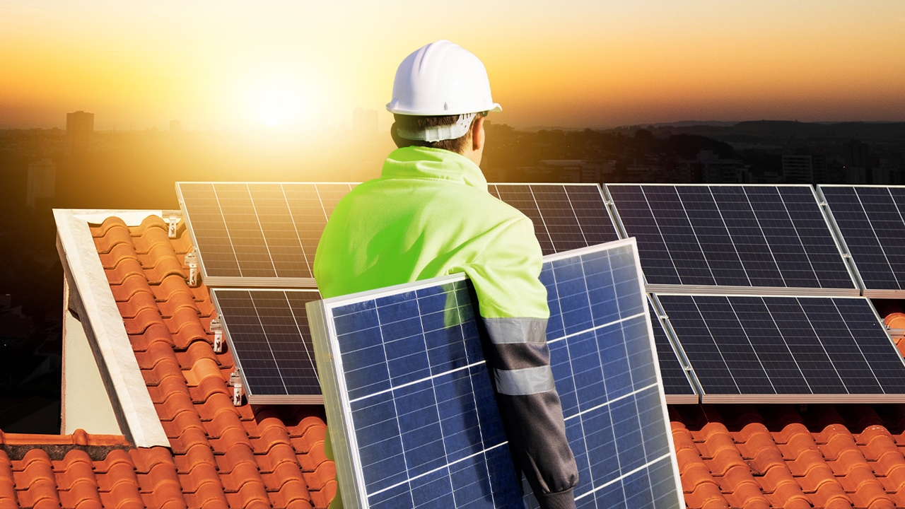 ค่าไฟจ่อพุ่ง! ส่องทางรอดคนยุค WFH ติดโซลาร์เซลล์ปี 2569 คุ้มไหม? ต้องใช้งบเท่าไหร่?