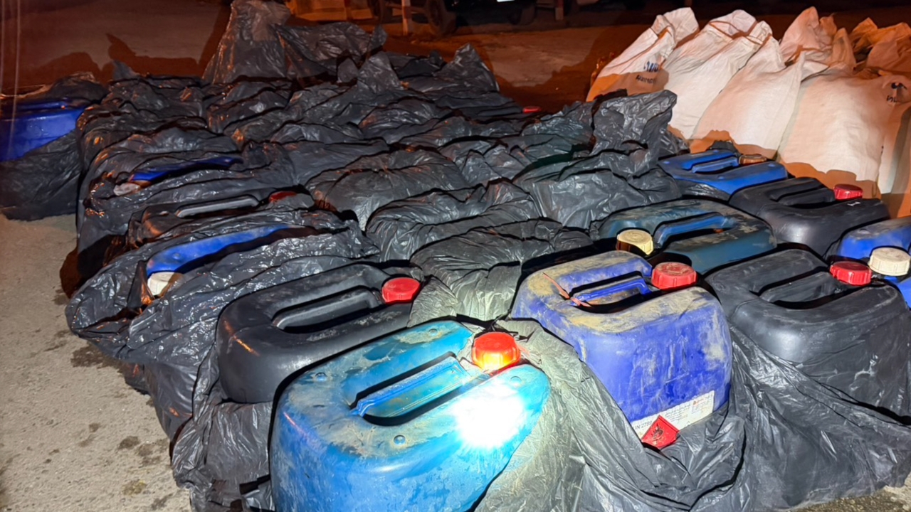 จับชายวัย 43 ปี ซุกน้ำมัน 30 แกลลอน เตรียมส่งขายเมียนมา ราคาลิตรละ 100-120 บาท