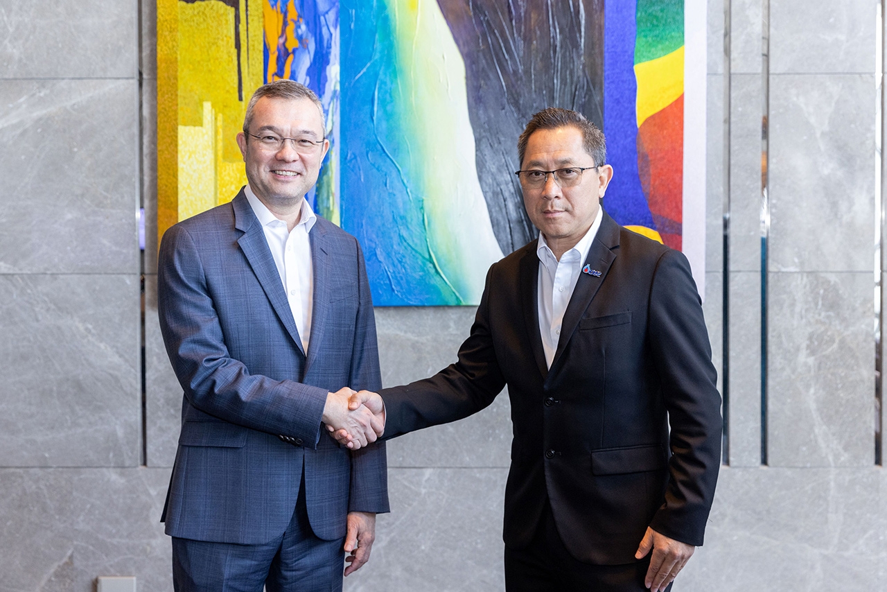 ธีระยุทธ จิราธิวัฒน์ (ซ้าย) ประธานเจ้าหน้าที่บริหาร โรงแรมและรีสอร์ทในเครือเซ็นทารา และ หม่อมหลวงปีกทอง ทองใหญ่ (ขวา) ประธานเจ้าหน้าที่บริหาร OR