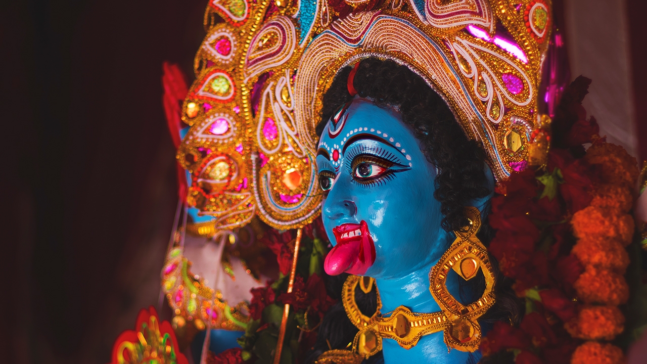 ไขปริศนา "ทำไมพระแม่กาลีต้องแลบลิ้น" ย้อนรอยปางปราบอสูรที่โลกต้องจารึก