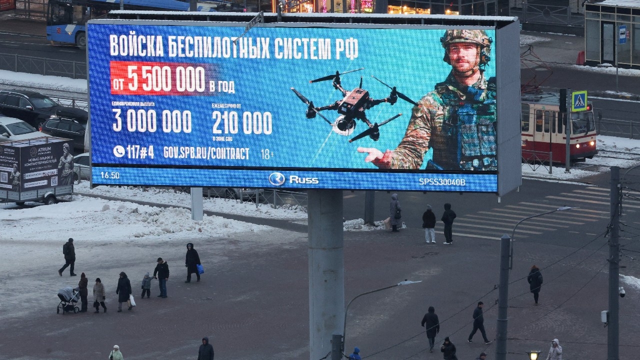 รัสเซียทุ่มงบไม่อั้น อัดเงินหลักล้านจูงใจนักศึกษาเข้ากองทัพโดรน สู้ศึกยูเครน