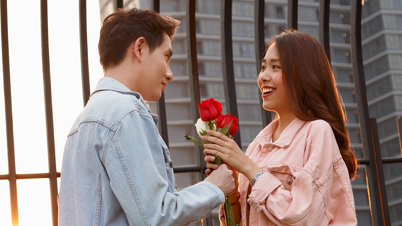 คัดมาแล้ว 50 แคปชั่นบอกรักแฟน 2026 ฉบับคนคลั่งรัก หวานกรุบ โดนใจ