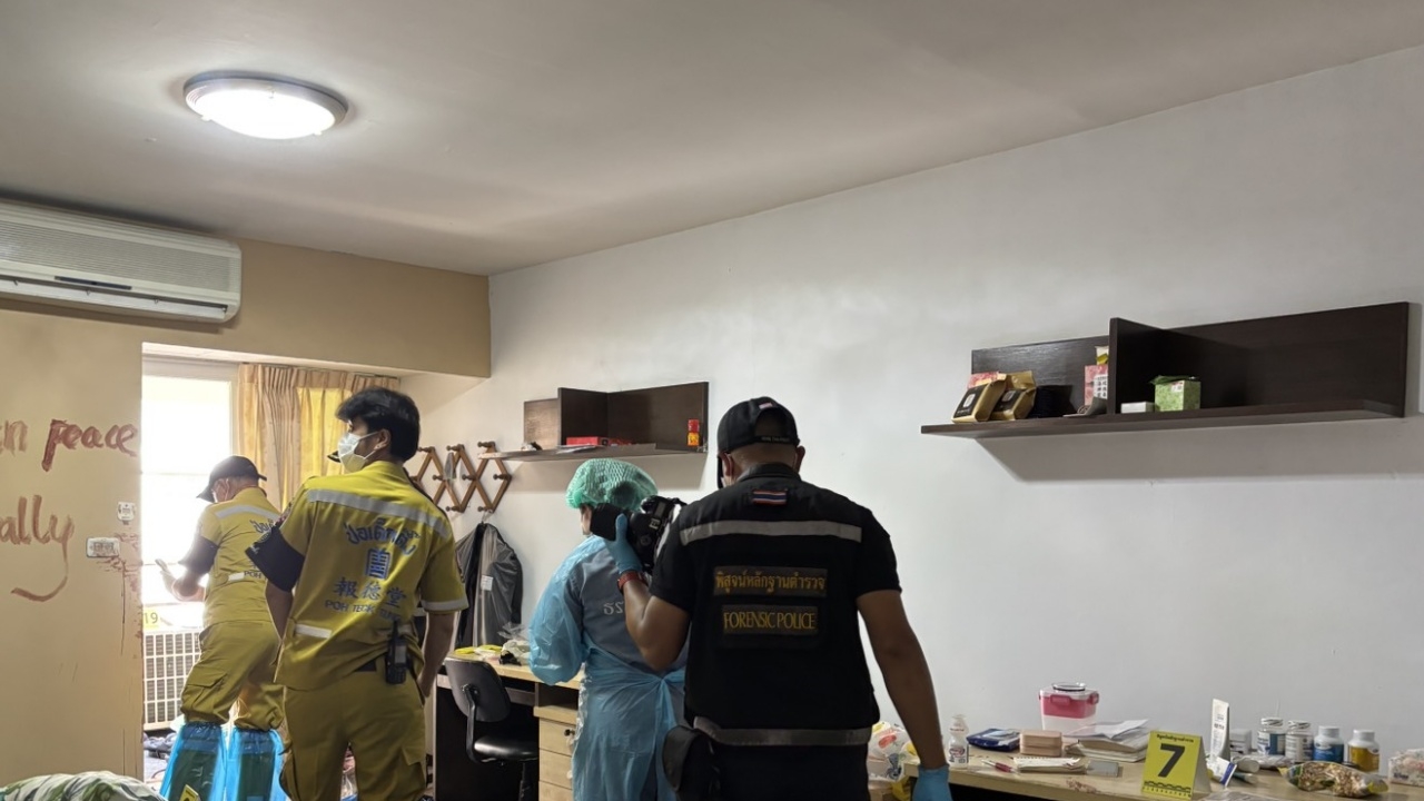 หนุ่มนักศึกษาจีนตกตึกดับ ตรวจห้องพัก พบศพหญิงถูกแทง มีข้อความเลือดเขียนเต็มผนัง