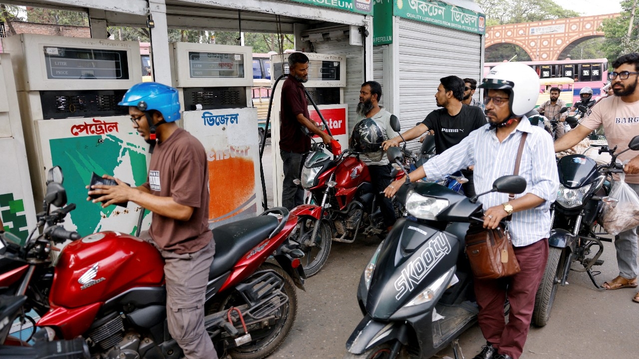 บังกลาเทศรับมือวิกฤตพลังงาน รัฐลดเวลาเปิดทำการ-ปิดห้างเร็ว ประชาชนแห่เติมน้ำมัน