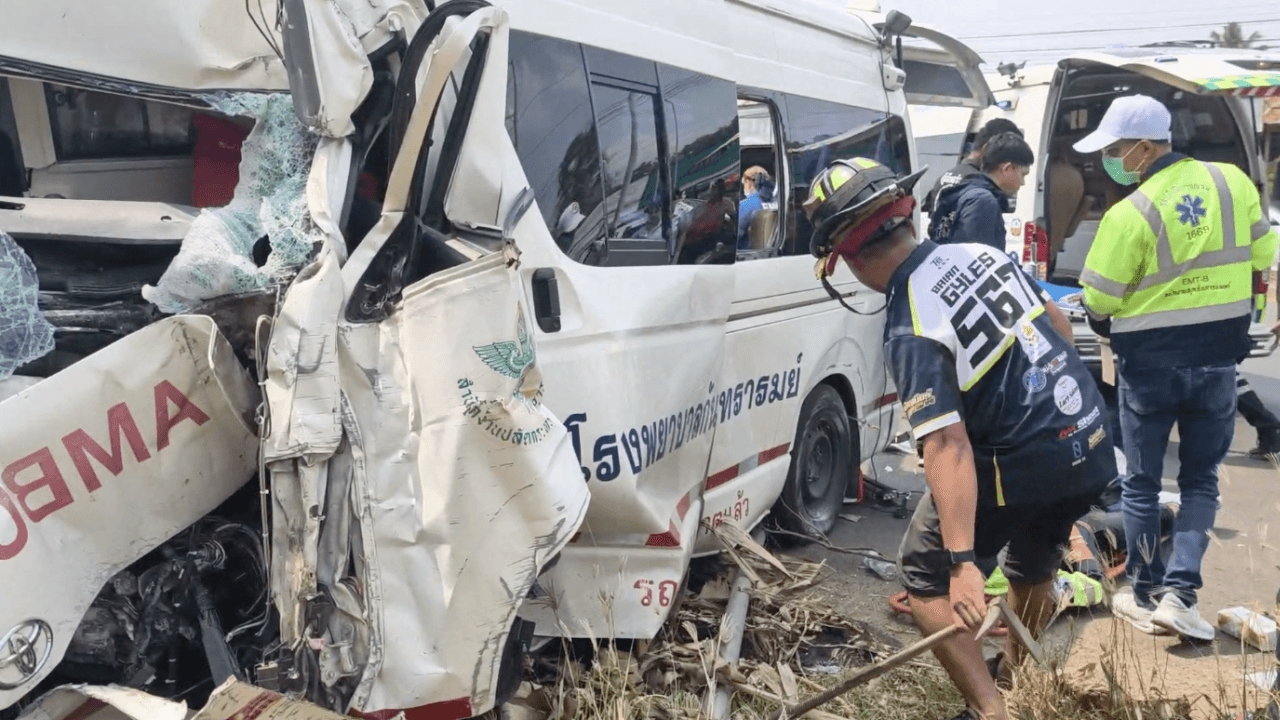 บาดเจ็บ 4 ราย รถพยาบาลเสียหลักชนเสาไฟฟ้า คนขับยอมรับ หลับในพักผ่อนน้อย