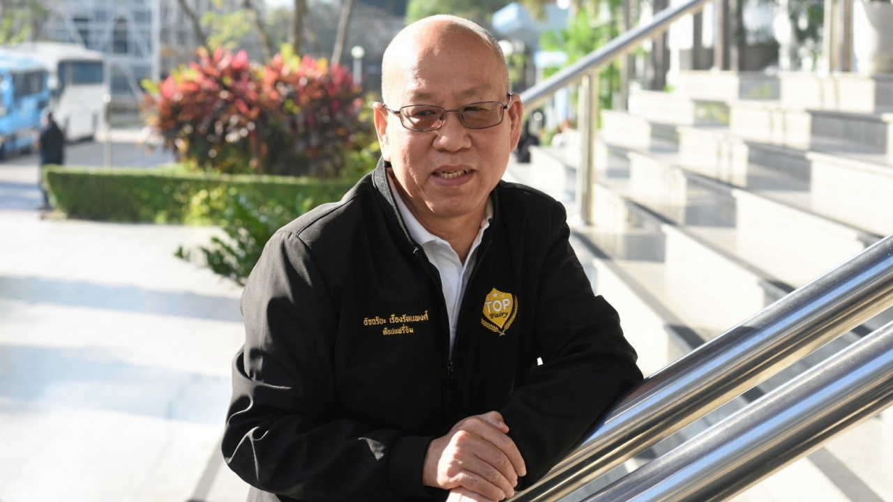 ตร. บุกรวบ "อัจฉริยะ" หลังศาลอนุมัติหมายจับคดีกรรโชกทรัพย์ ด้านเจ้าตัวให้การปฏิเสธ