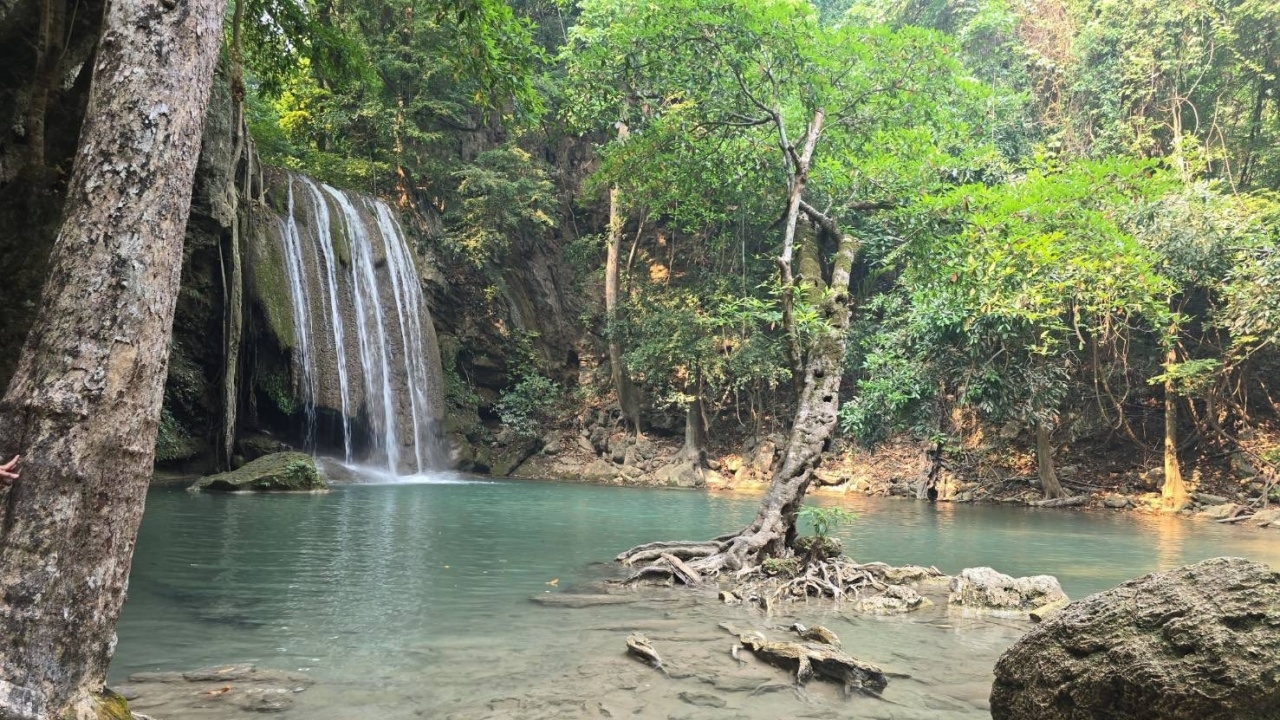 อ่วมค่าฝุ่นพุ่ง "อุทยานฯ เอราวัณ" ประกาศฉุกเฉิน ปิดการท่องเที่ยวจากสถานการณ์ไฟป่า