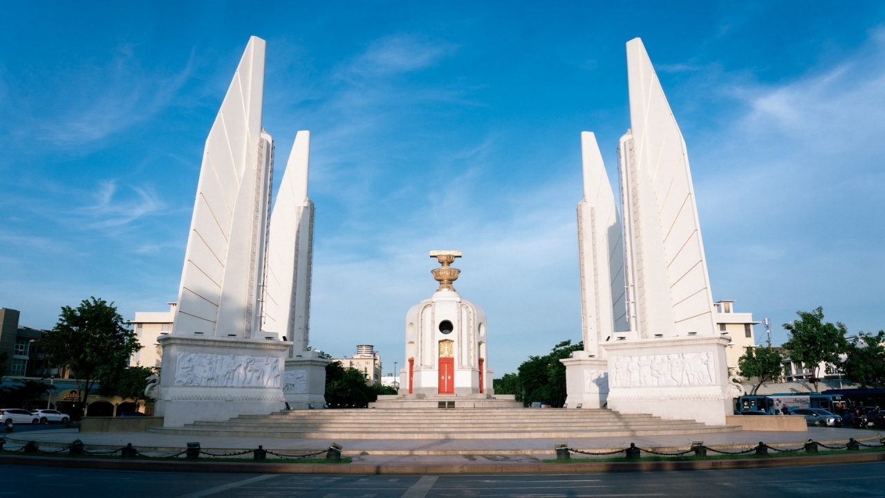 อุทธรณ์ยืนจำคุก 12 เดือน ไม่รอลงอาญา "สายน้ำ-ออย" พ่นสีอนุสาวรีย์ประชาธิปไตย