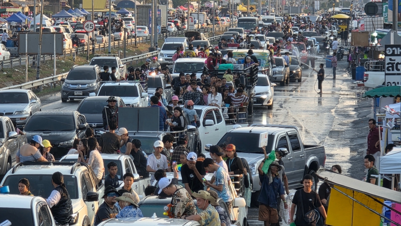 เริ่มแล้ว วันไหลบางแสน นักท่องเที่ยวแห่สาดน้ำ ถนนสุขุมวิทรถติดยาว