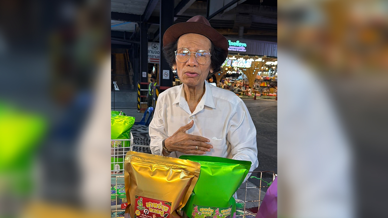 สู้ชีวิตวัย 77 ดู๋ ดอกกระโดน ตลกรุ่นใหญ่ในตำนาน เปิดแผงขายสาหร่ายตลาดนัด