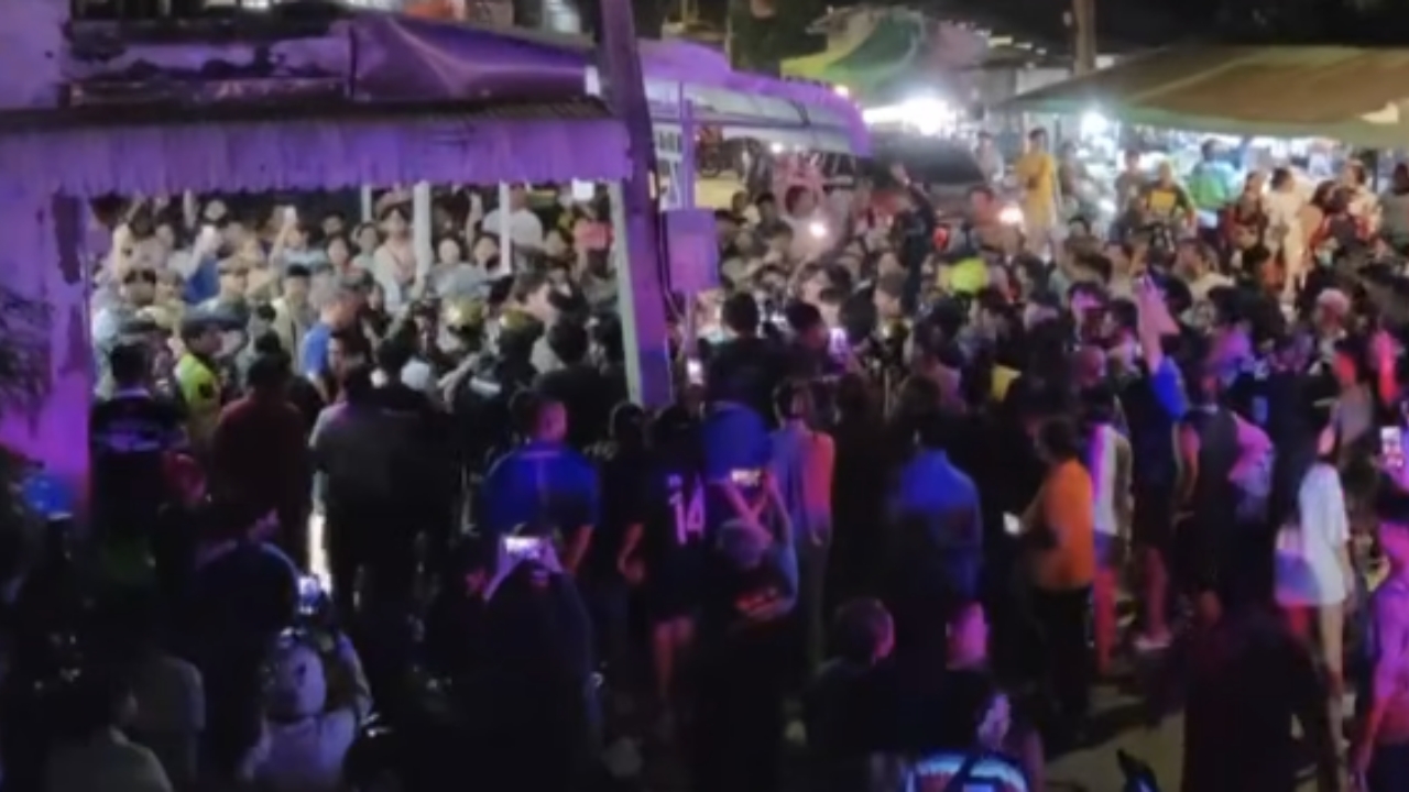 หนุ่มวัย 26 ถูกสากทุบหัวดับคา "ร้านตัดผม" เพื่อนคาใจ บุกปิดล้อมทวงความยุติธรรม