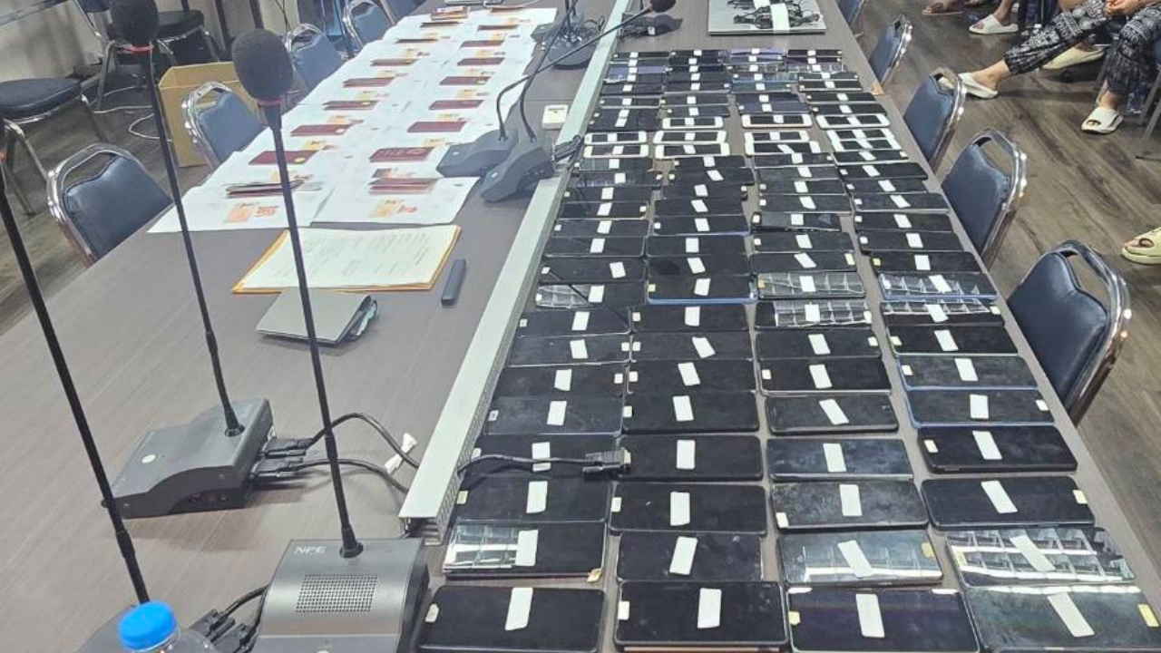 รวบแก๊งคนจีน 19 ราย ตั้งฐานเปิดเว็บพนันในบ้านพักย่านสายไหม ยึดอุปกรณ์มือถือเพียบ