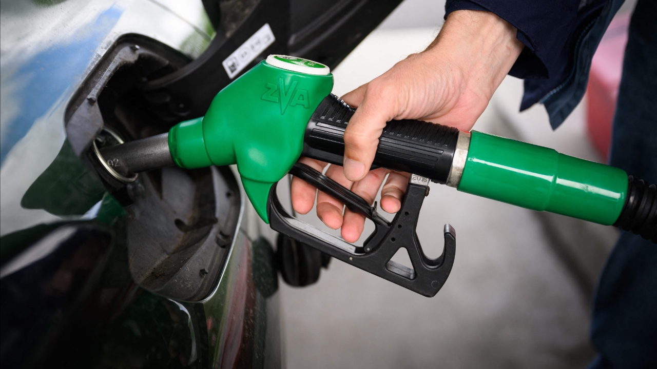 ราคาน้ำมันดิบตลาดโลกดิ่งลงทันที หลังอิหร่านประกาศเปิดช่องแคบฮอร์มุซให้เรือพาณิชย์ผ่านช่วงหยุดยิง