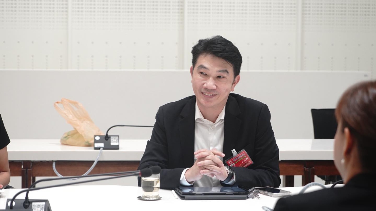 “อภิมุข” สวนกลับ “รัชดา” ไม่ต้องรีบเอาใจนายใหม่จนลืมหาข้อมูล ยืนยันรัฐบาลจุดงบประมาณไม่สมสัดส่วน 