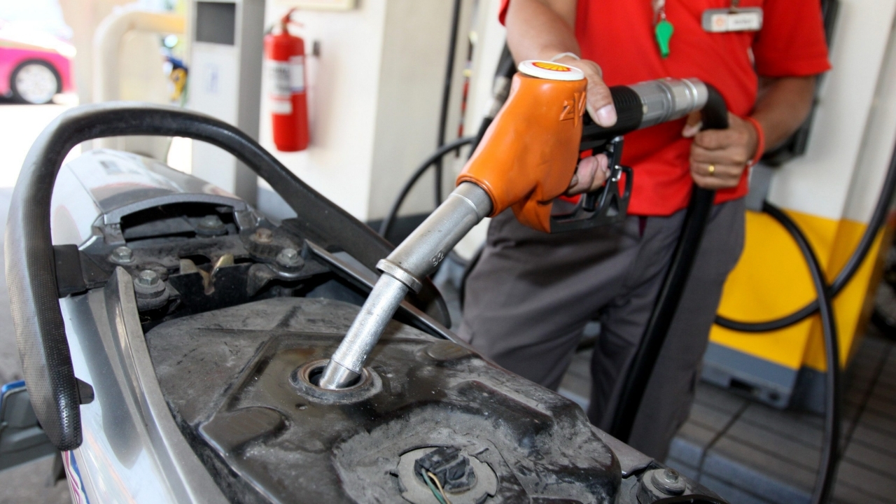 อัปเดตราคาน้ำมันพรุ่งนี้ 18 เมษายน 2569 ราคาน้ำมันเบนซิน ดีเซล แต่ละปั๊มลิตรละเท่าไร