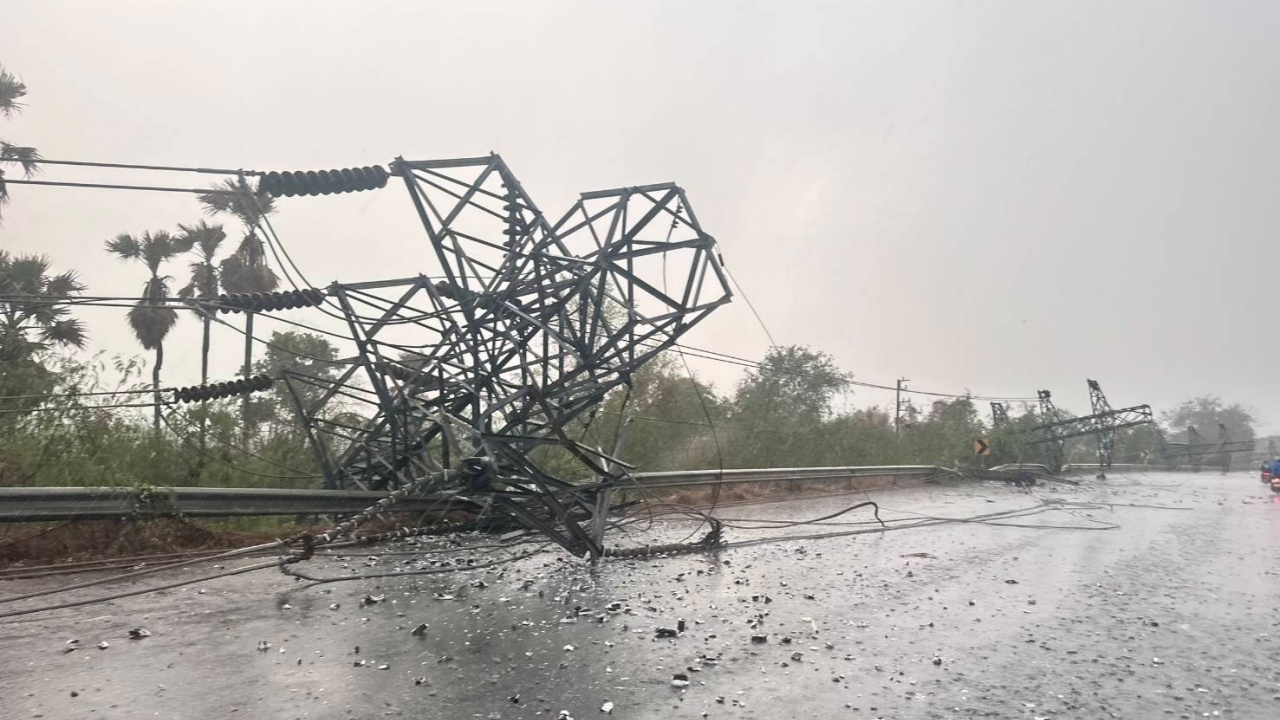 "พายุฤดูร้อน" ถล่มปราจีนบุรี ฝนตกหนักทำ "เสาไฟฟ้าแรงสูง" หัก 8 ต้น ล้มขวามถนน