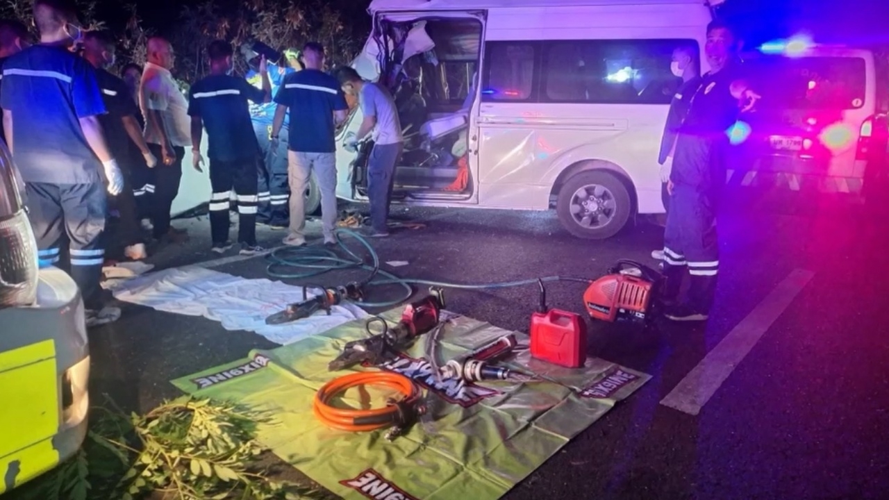 รถตู้พาเณรไปสอบจาก จ.เลย เกิดอุบัติเหตุชนท้ายหกล้อ "อดีตเจ้าคณะอำเภอนาด้วง" มรณภาพ