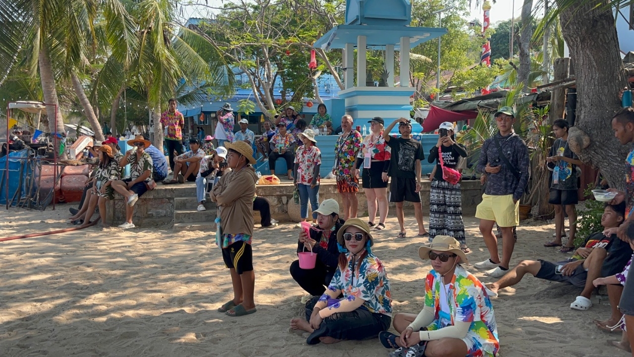 นักท่องเที่ยวแห่ร่วมงาน "สงกรานต์อุ้มสาวลงน้ำ" สืบสานประเพณีเก่าแก่ของชุมชน