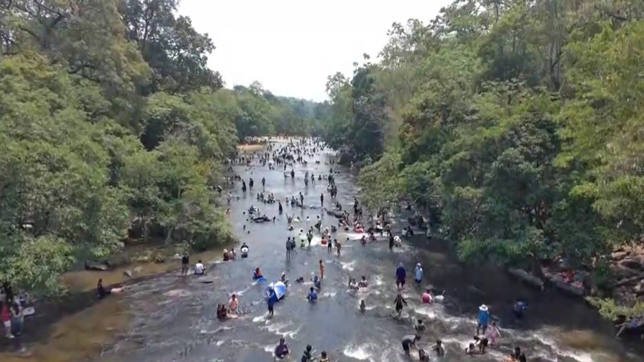 "ตาดโตน" คึกคัก นทท. แห่เล่นน้ำตกคลายร้อน ครองแชมป์คนเที่ยวสงกรานต์มากสุด 5 ปีซ้อน