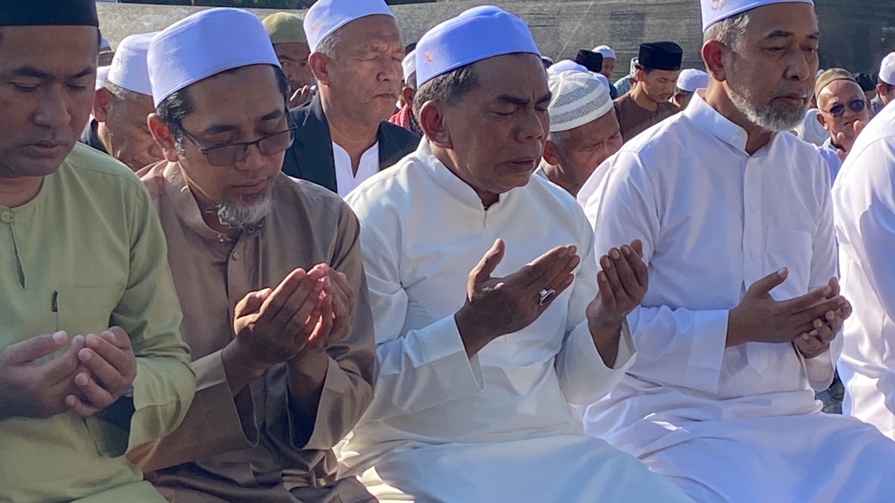 ผู้นำศาสนา ชมรมอิหม่าม ชมรมตาดีกา จ.นราธิวาส ร่วมละหมาดฮายัต ทวงถามความเป็นธรรมให้ “กมลศักดิ์” 