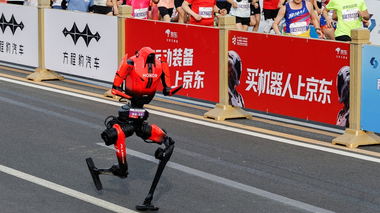 "หุ่นยนต์ฮิวแมนนอยด์" วิ่งแซงมนุษย์ขาดลอย ทุบสถิติโลกฮาล์ฟมาราธอนที่ปักกิ่ง