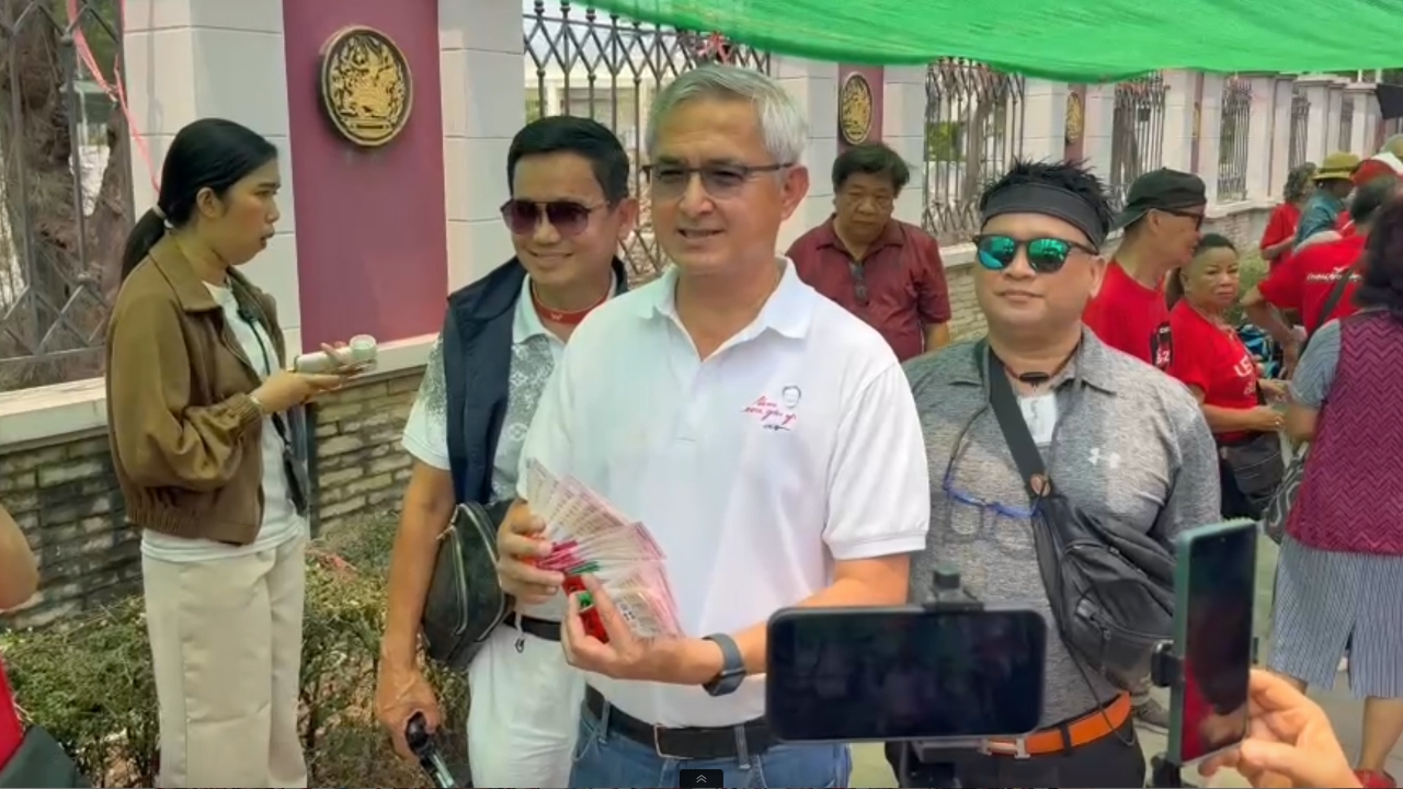 “ก่อแก้ว” แจกลอตเตอรี่คนเสื้อแดงหน้าเรือนจำ นับวันรอ “ทักษิณ” พักโทษ 11 พ.ค.นี้