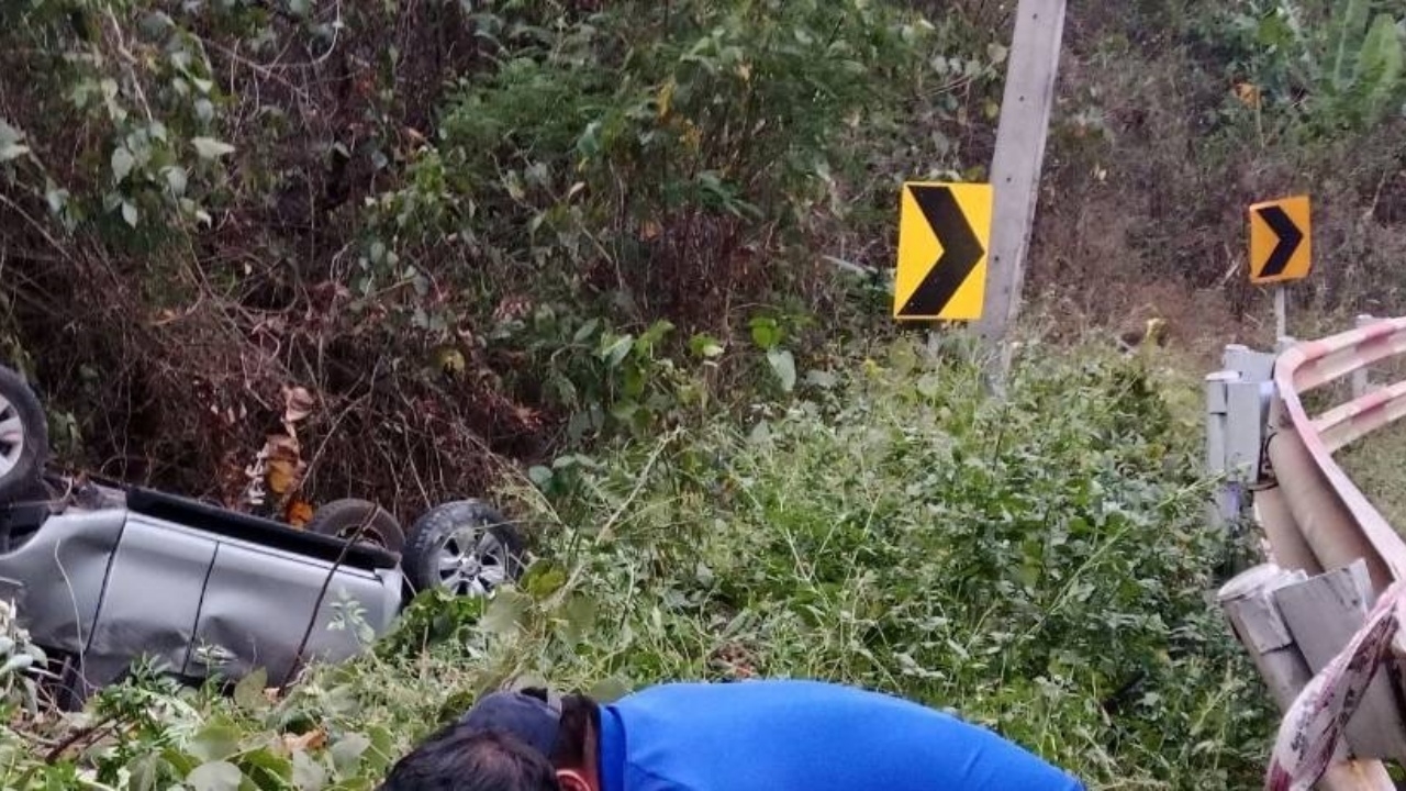 อุบัติเหตุสลด กระบะแหกโค้งห้วยเย็น จ.น่าน เสียหลักตกข้างทาง ดับ 8 บาดเจ็บ 11