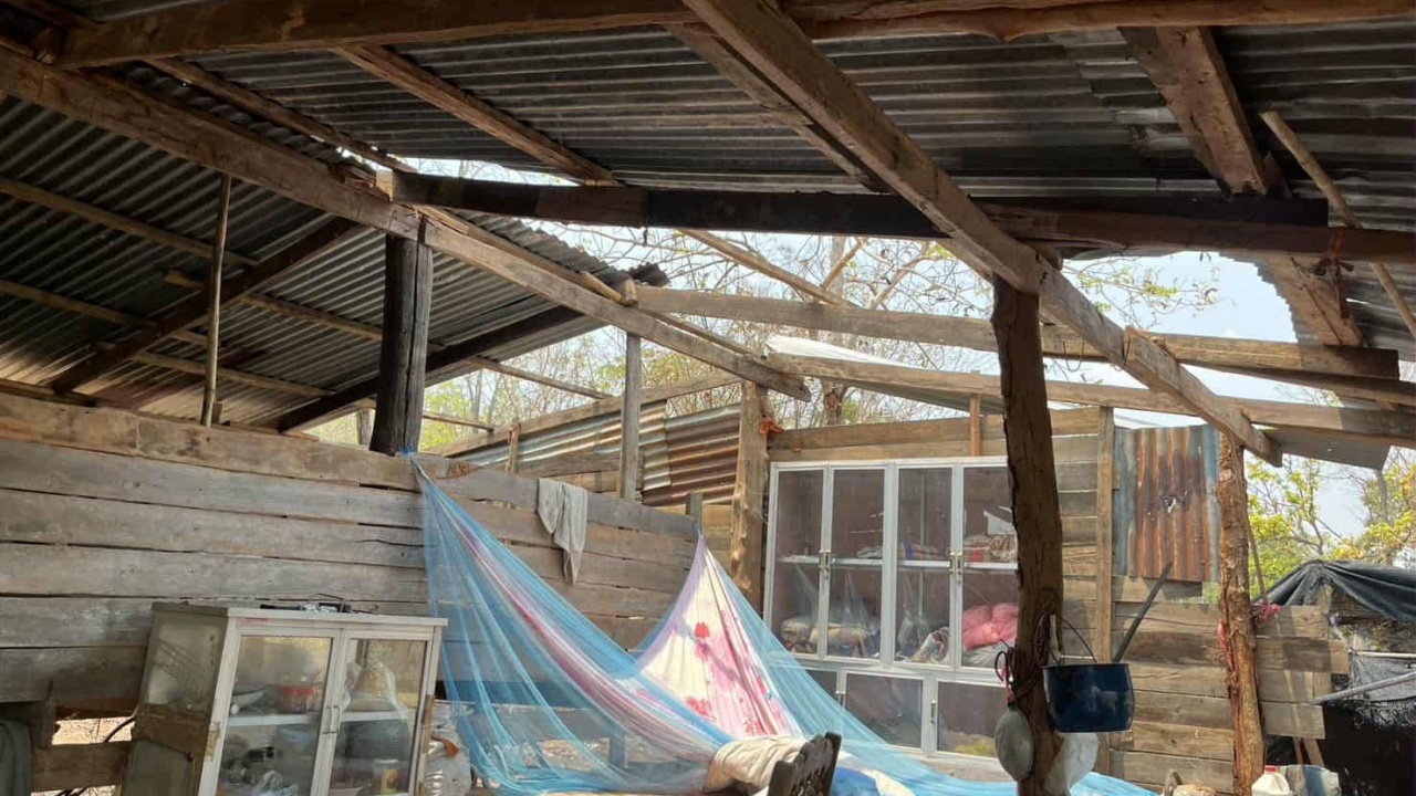 พายุฤดูร้อนถล่ม 2 ตำบลชัยภูมิ พัดหลังคาบ้านประชาชน ปลิวพังเสียหายกว่า 17 หลัง
