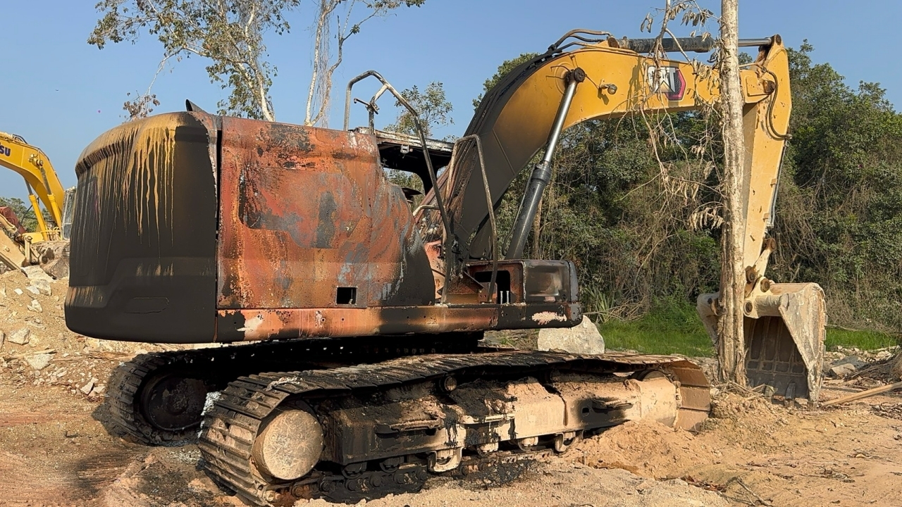 ป่วนกลางดึก เผาแบ็กโฮ-ยางรถยนต์ ที่นราฯ คาดสร้างสถานการณ์ รับ "อนุทิน" ลงใต้